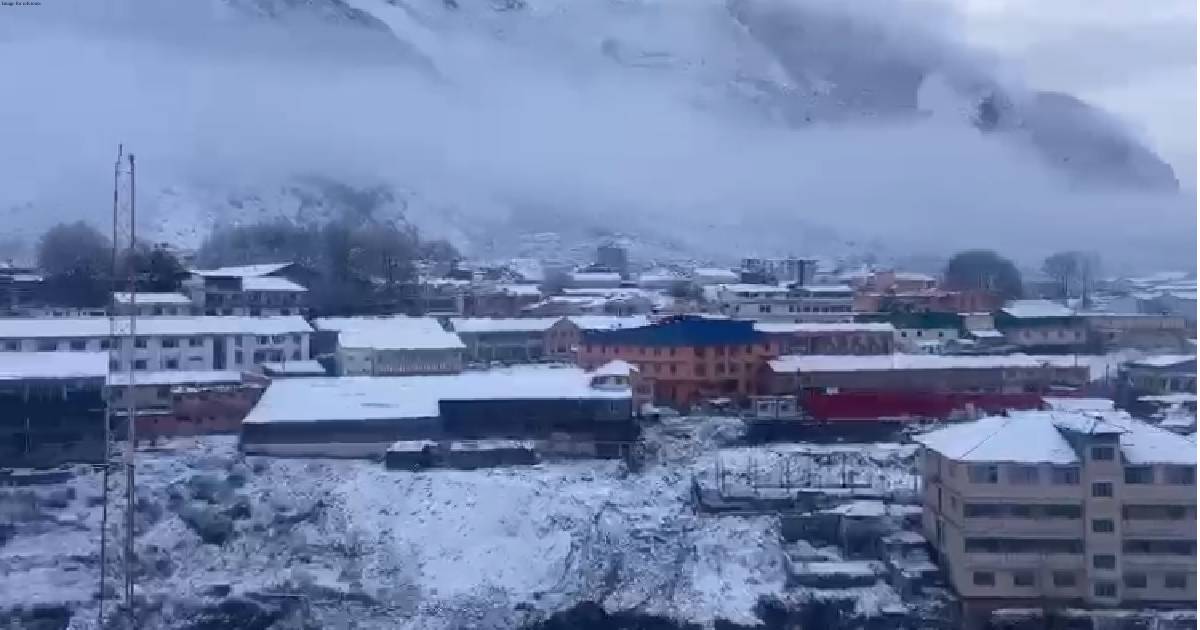 Uttarakhand: Snowfall continues for second consecutive day in Badrinath